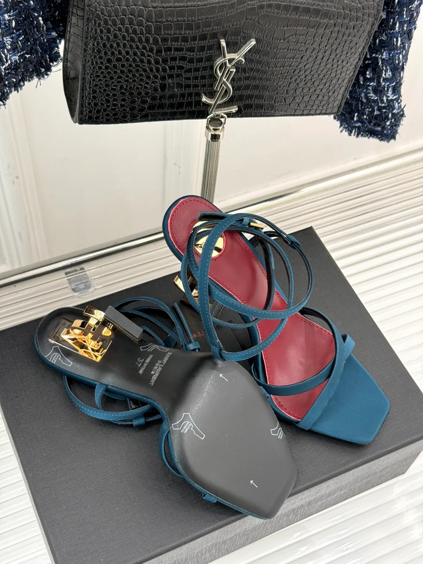 👟👟Ex-factory price 600👟👟 Saint Lauren*YSL Saint Laurent classic spring and summer letter heel cross-strap high-heeled sandals. High-heeled shoes that are suitable for both men and women. I love them. They are indeed the brand that understands women best. They are sold out as soon as they are new‼ ️ Especially the side lines are designed to be smooth, natural and slimming, making the whole pair of shoes layered and feminine. No matter what your usual style is, you must try it! The upper is made of imported cow patent leather, the lining is mixed sheepskin, and the Italian genuine leather outsole Heel height: 10.5cm Size: 35-39 (34/40/41 customized)